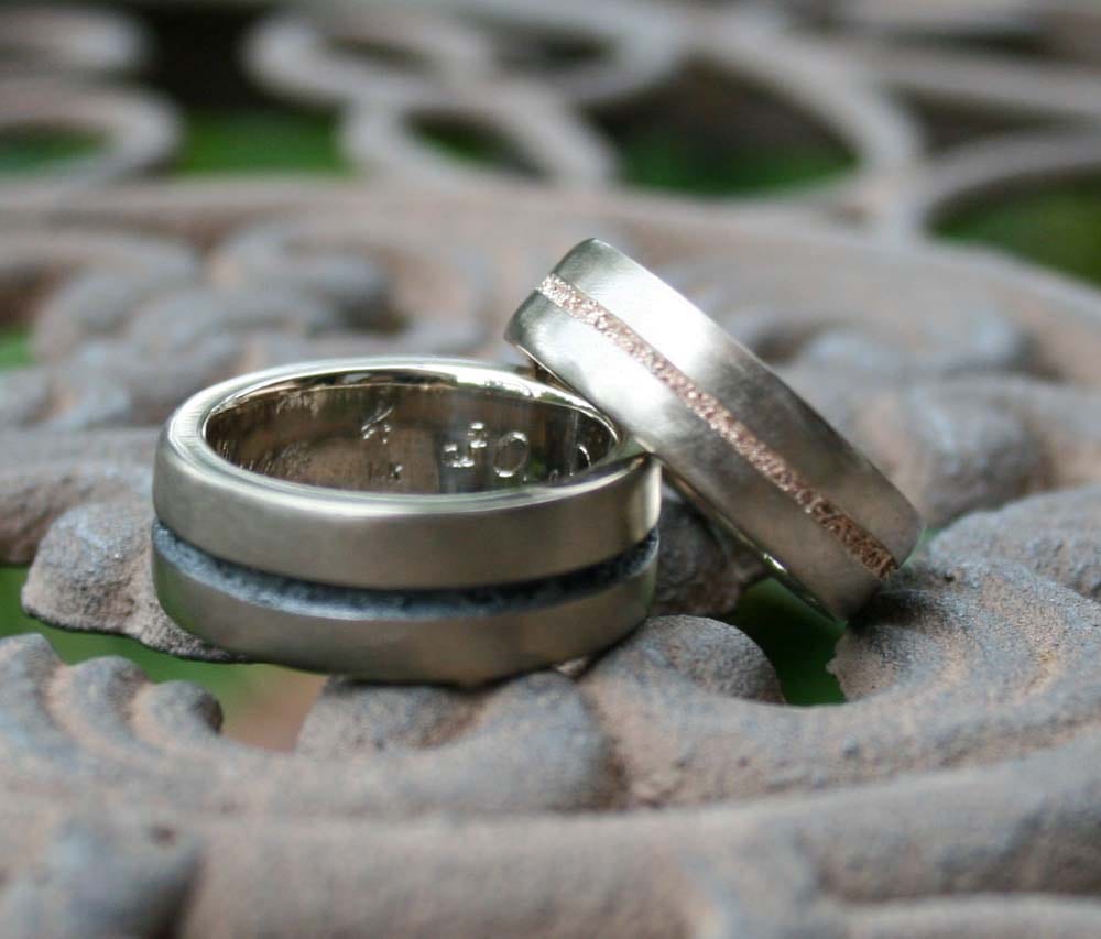 Weißgoldringe mit eingeschmolzenem Streifen