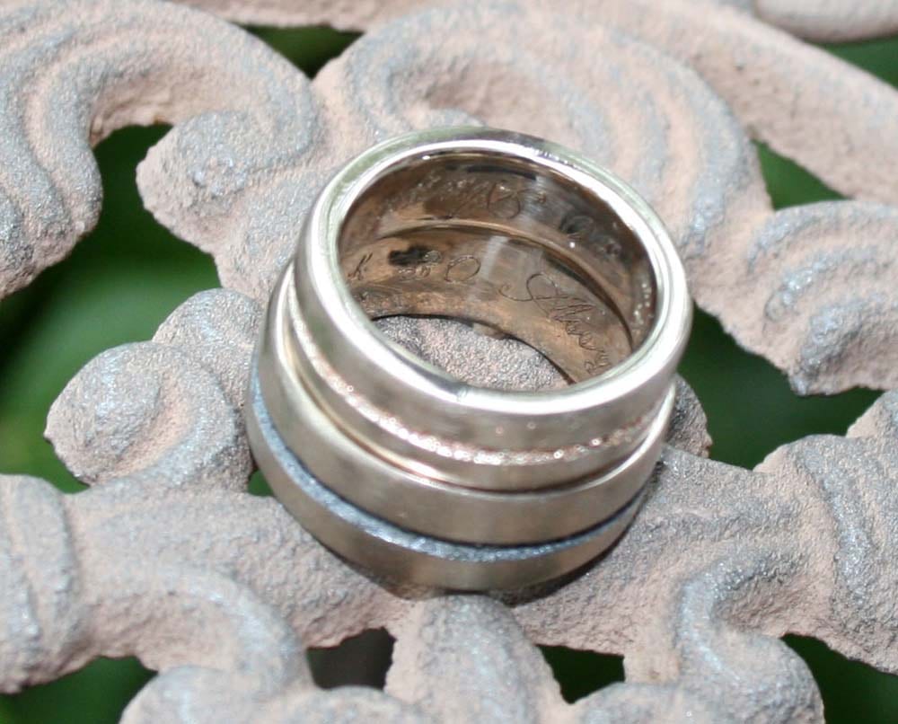 Weißgoldringe mit eingeschmolzenem Streifen