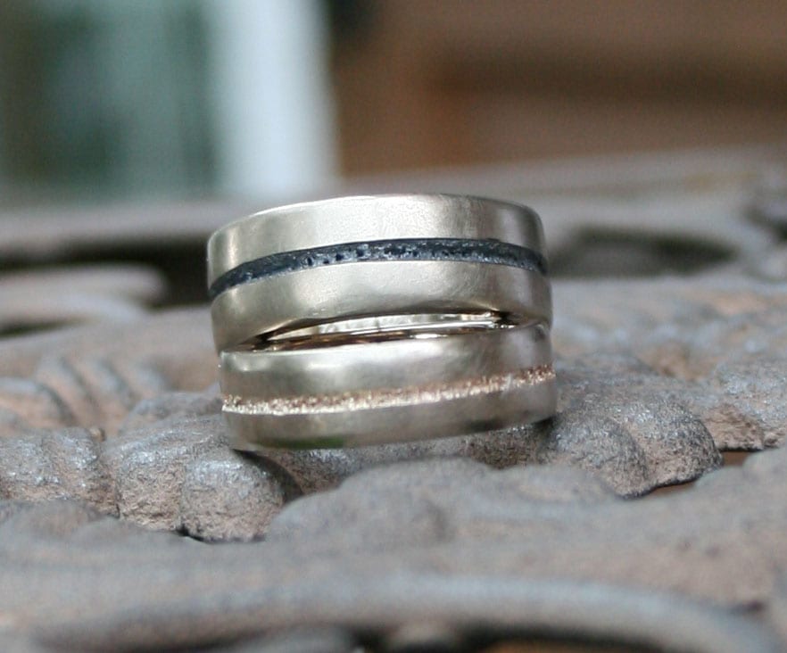 Weißgoldringe mit eingeschmolzenem Streifen