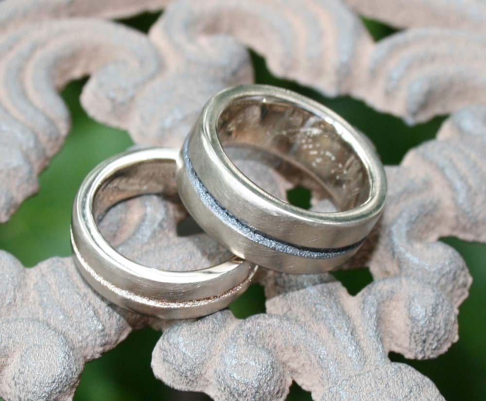 Weißgoldringe mit eingeschmolzenem Streifen