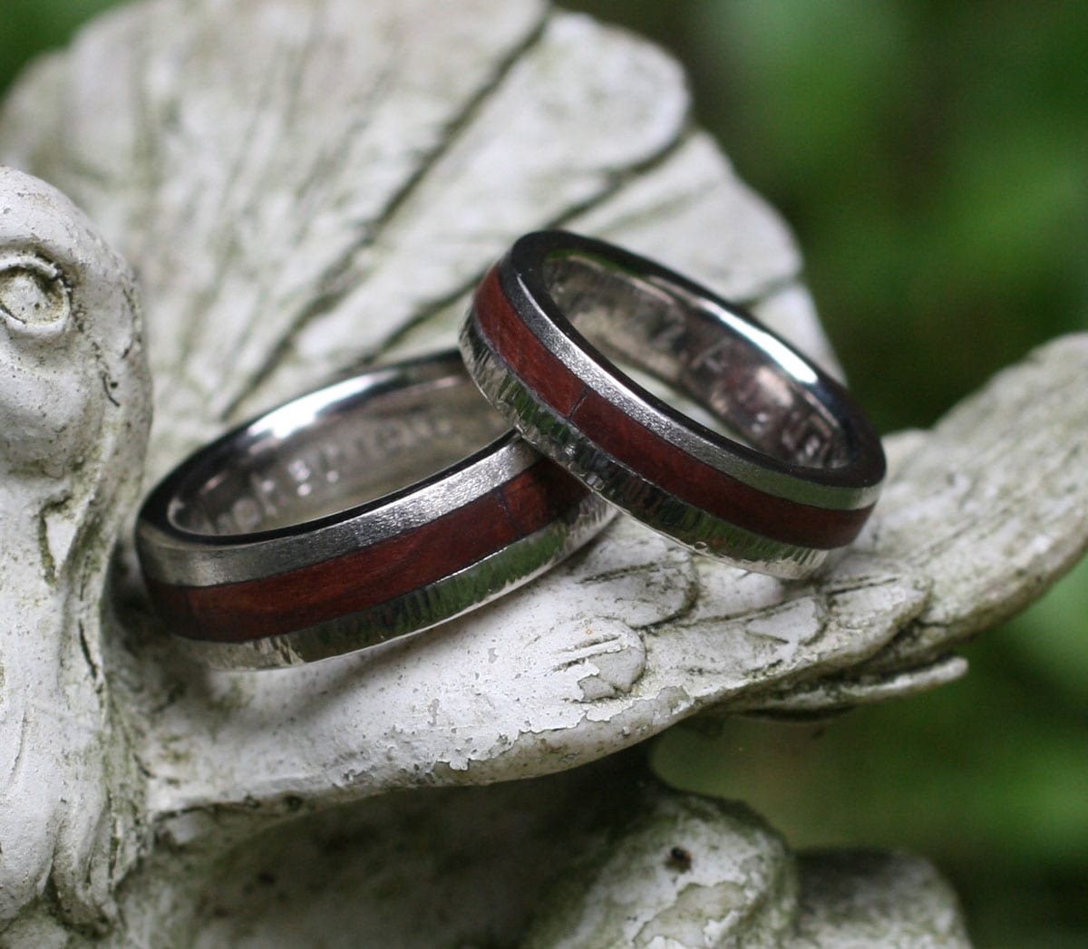 Palladiumringe mit versteinertem Holz