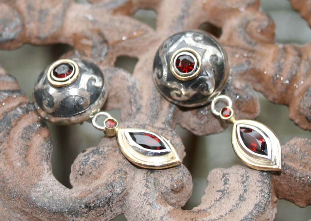Ohrringe mit Granat und Ätzrand