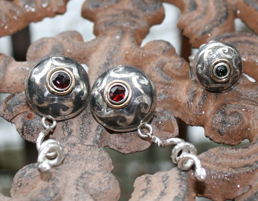 Ohrringe mit Granat und Ätzrand