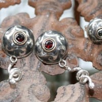 Ohrringe mit Granat und Ätzrand