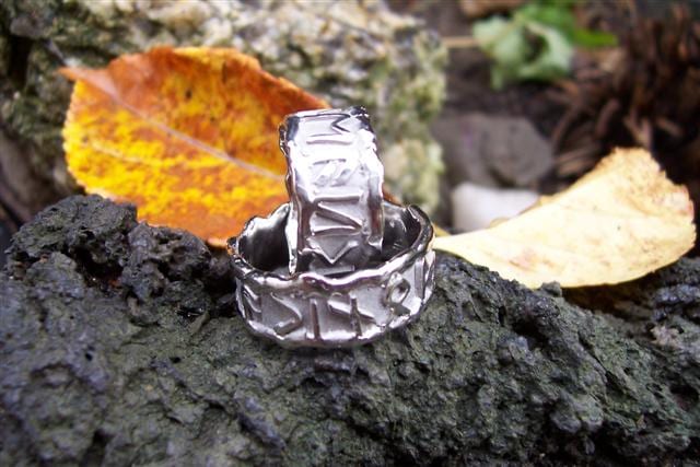 Platinringe mit aufgesetzten Runen