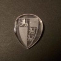 Plektron aus Bergkristall mit graviertem Wappen