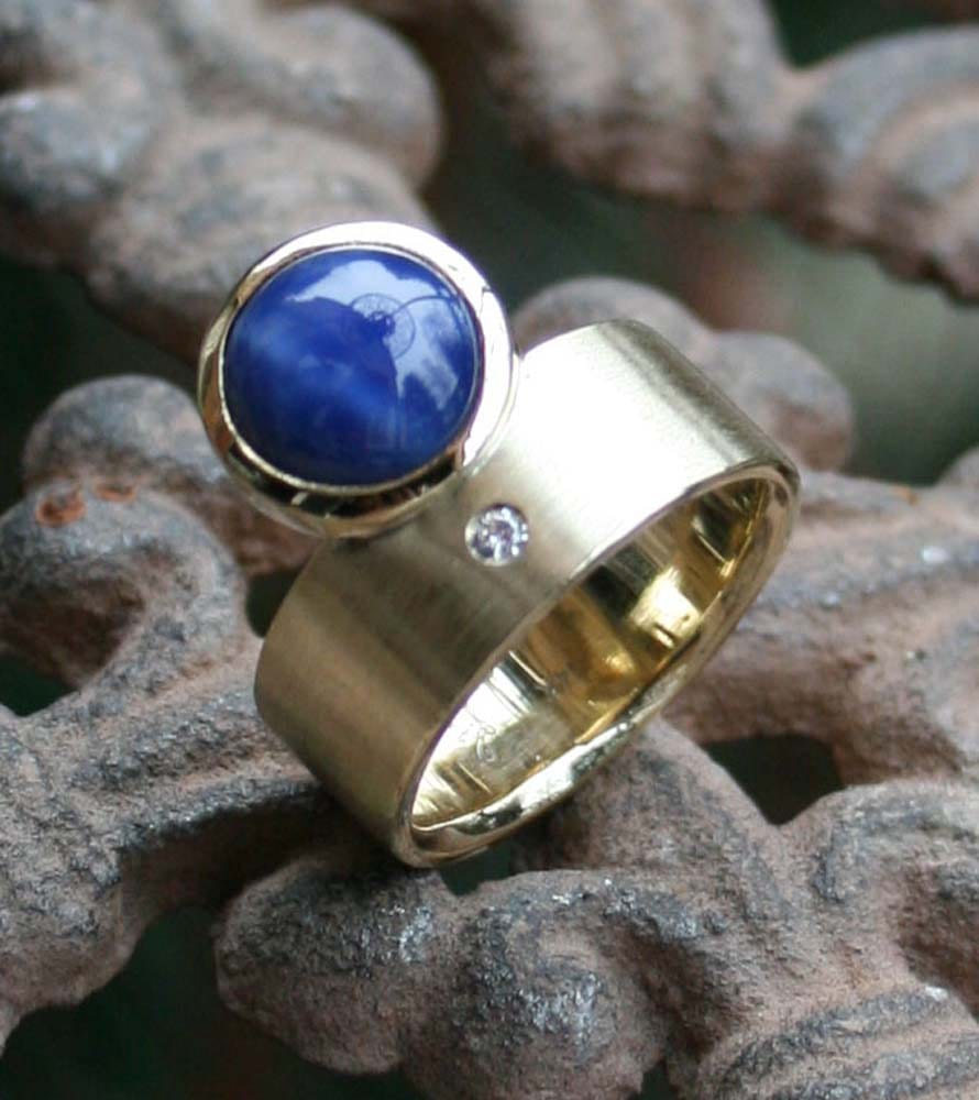 Ring mit synthetischem Sternsaphir