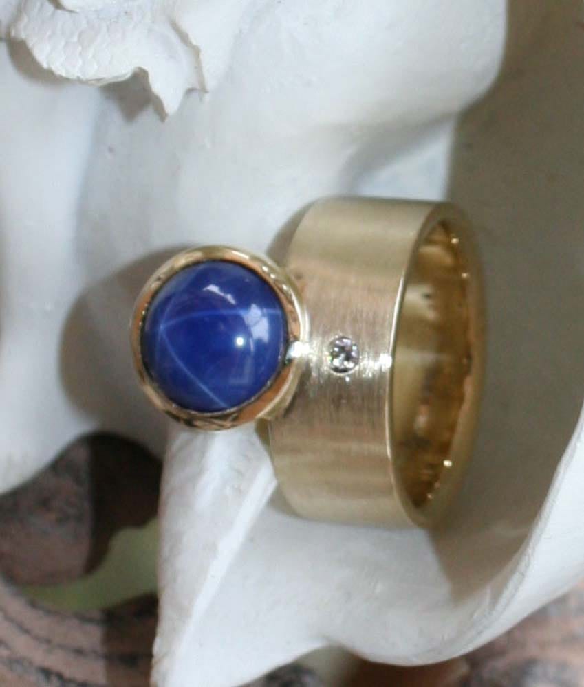 Ring mit synthetischem Sternsaphir