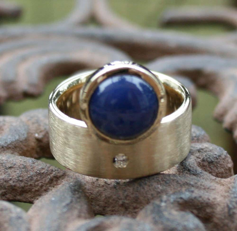 Ring mit synthetischem Sternsaphir