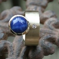 Ring mit synthetischem Sternsaphir