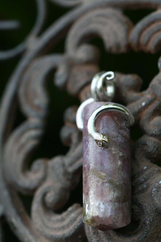 Schlange mit Turmalin