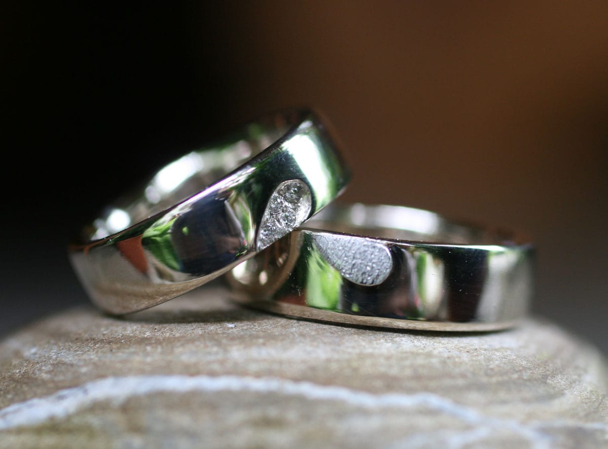 Eheringe geteiltes Herz