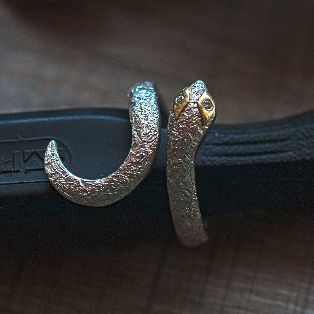 Schlangenring mit Hammerschlgstruktur