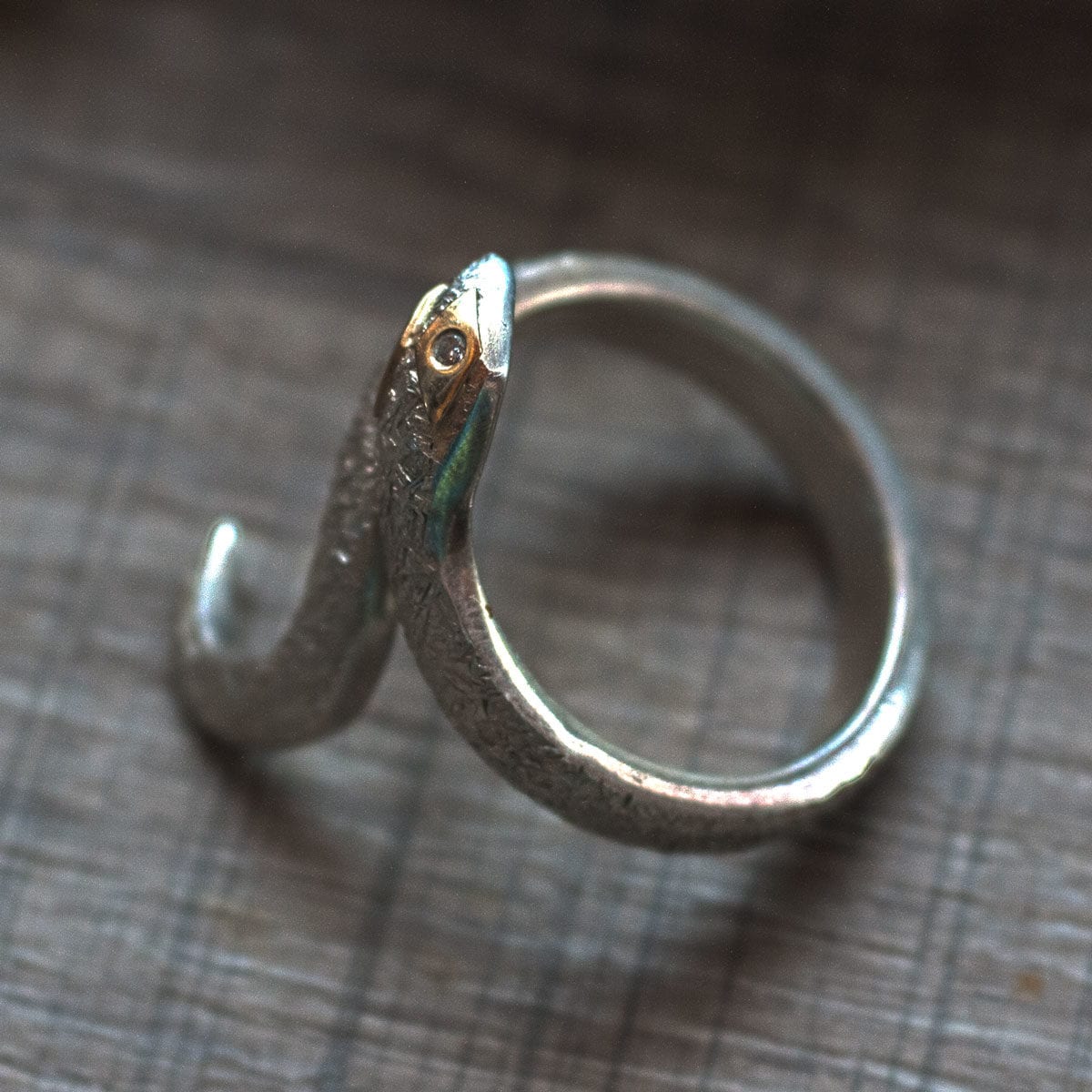 Schlangenring mit Hammerschlgstruktur