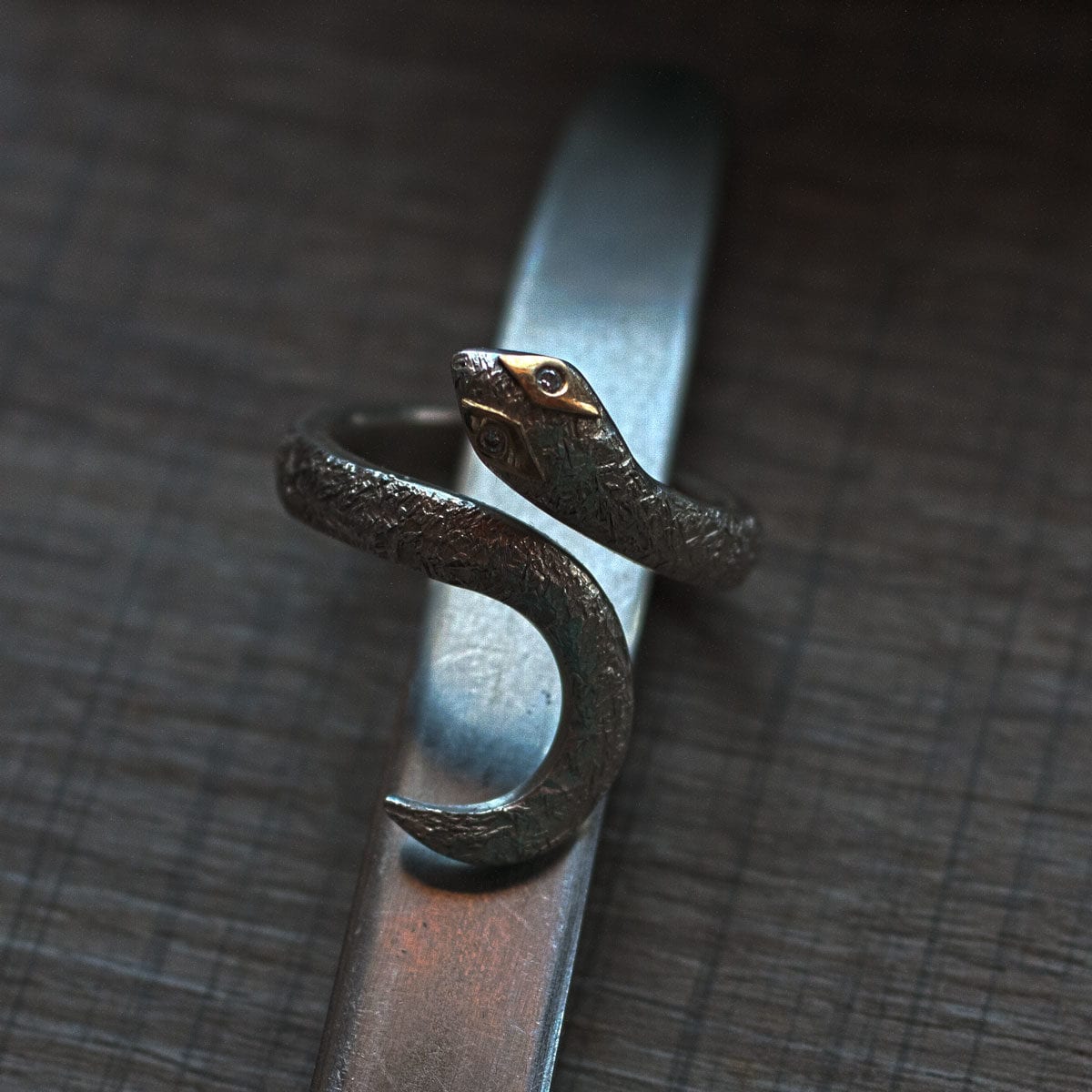 Schlangenring mit Hammerschlgstruktur