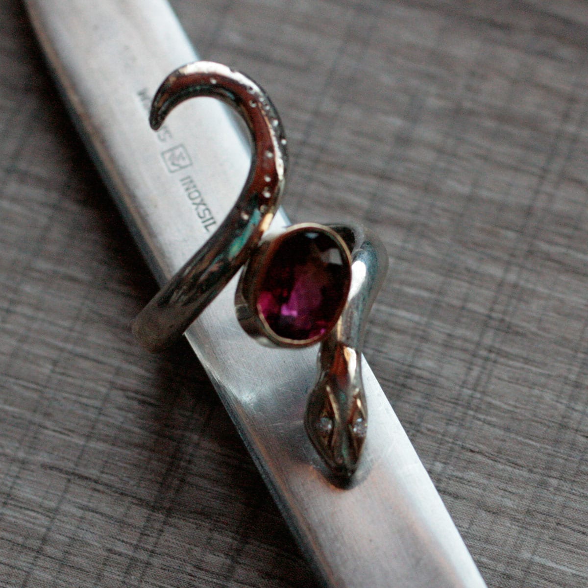 Schlangenring zweifarbig mit Rubellith und Brillant