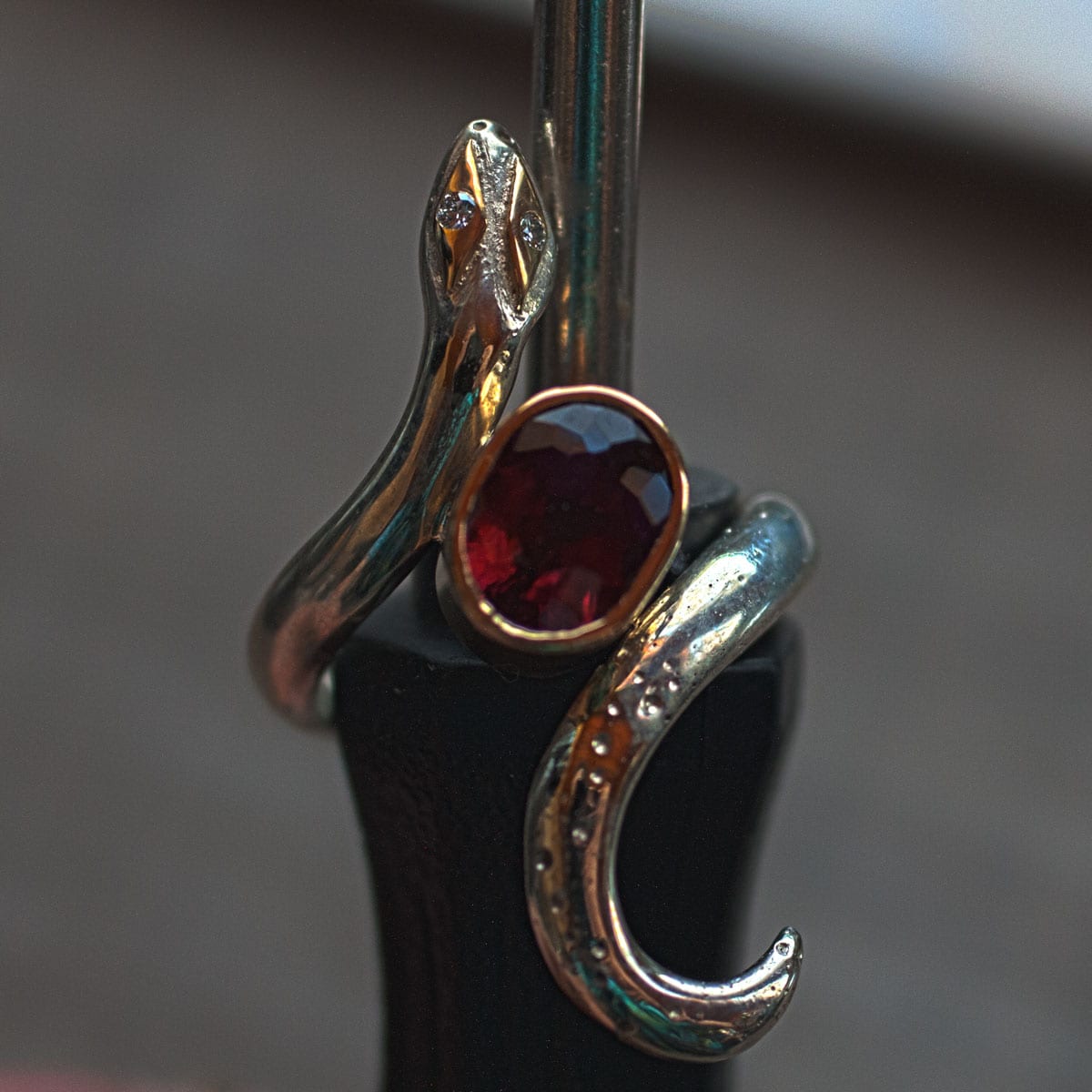 Schlangenring zweifarbig mit Rubellith und Brillant