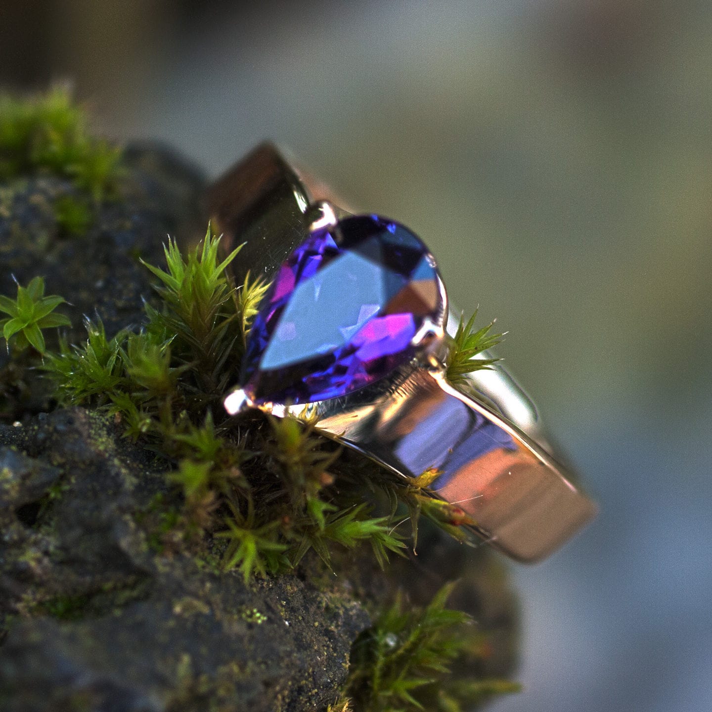 Goldring mit Amethysttropfen