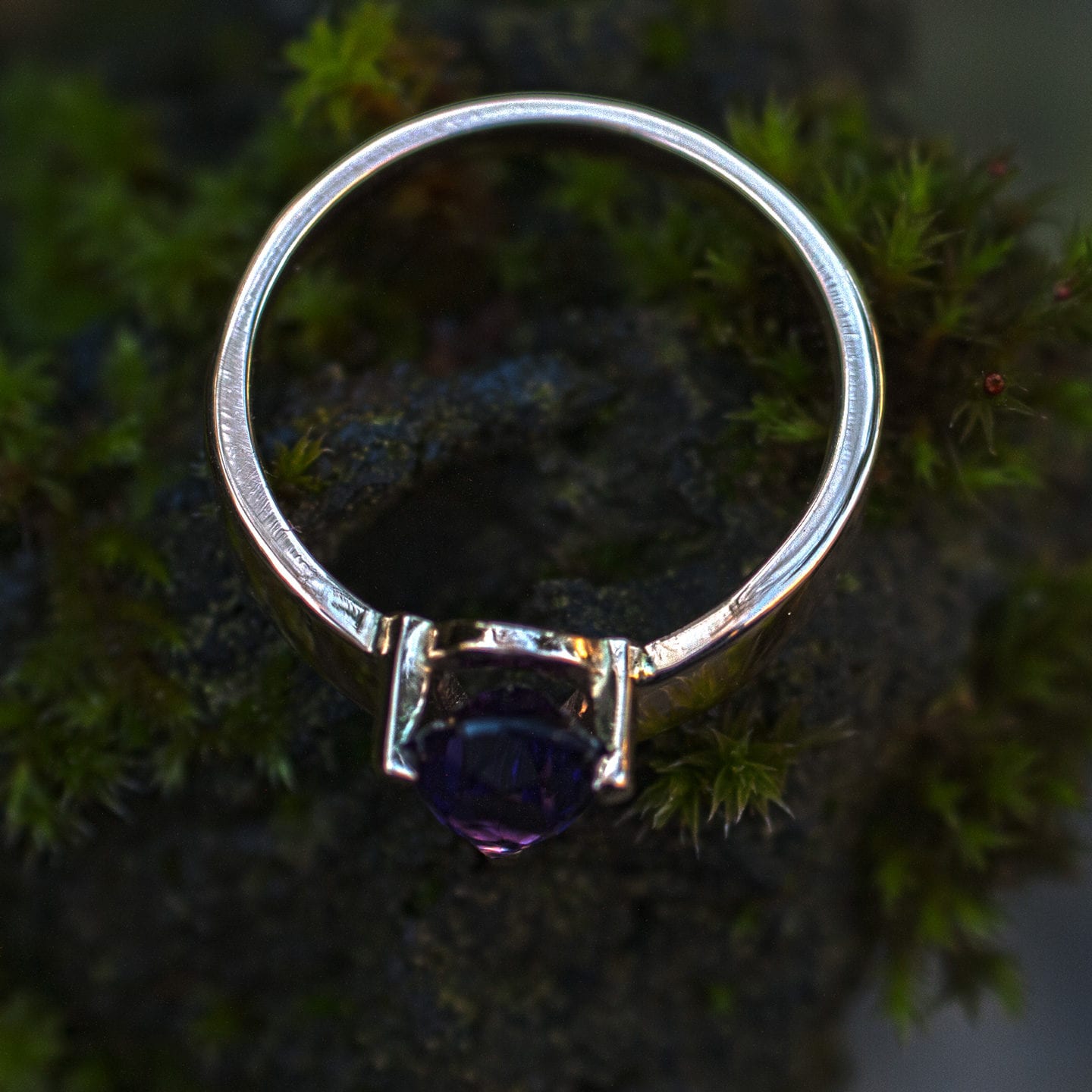 Goldring mit Amethysttropfen