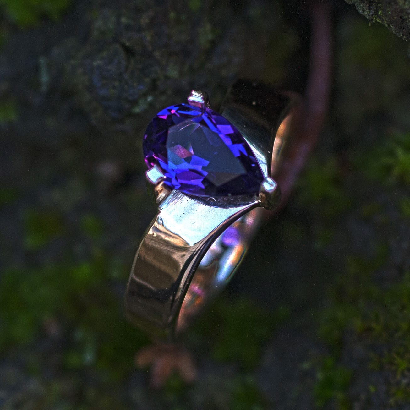 Goldring mit Amethysttropfen