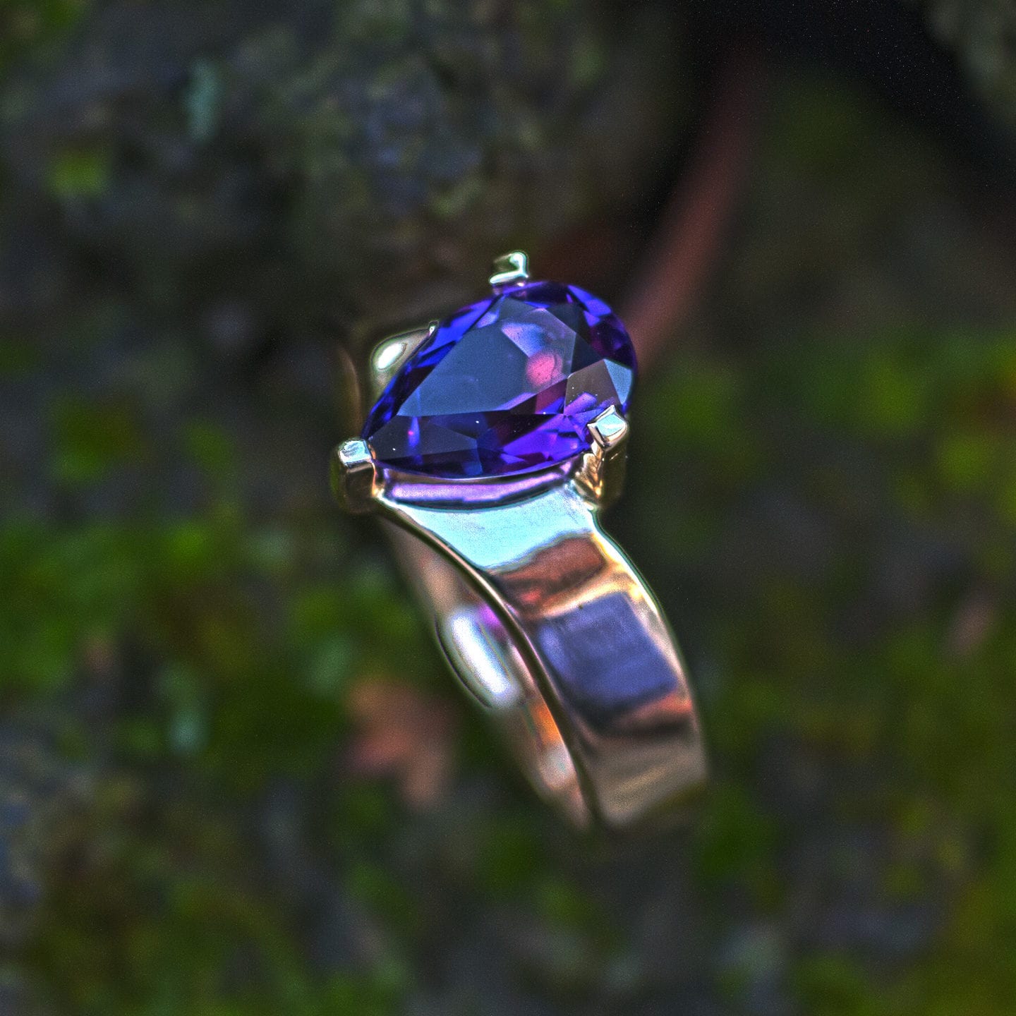 Goldring mit Amethysttropfen