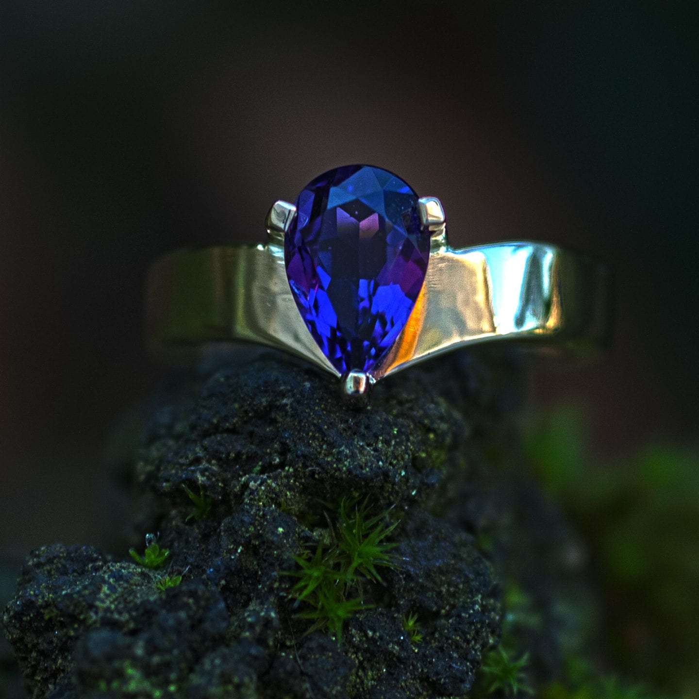 Goldring mit Amethysttropfen