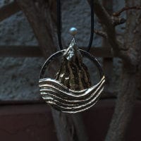 Anhänger Berg und Fluß mit Perle