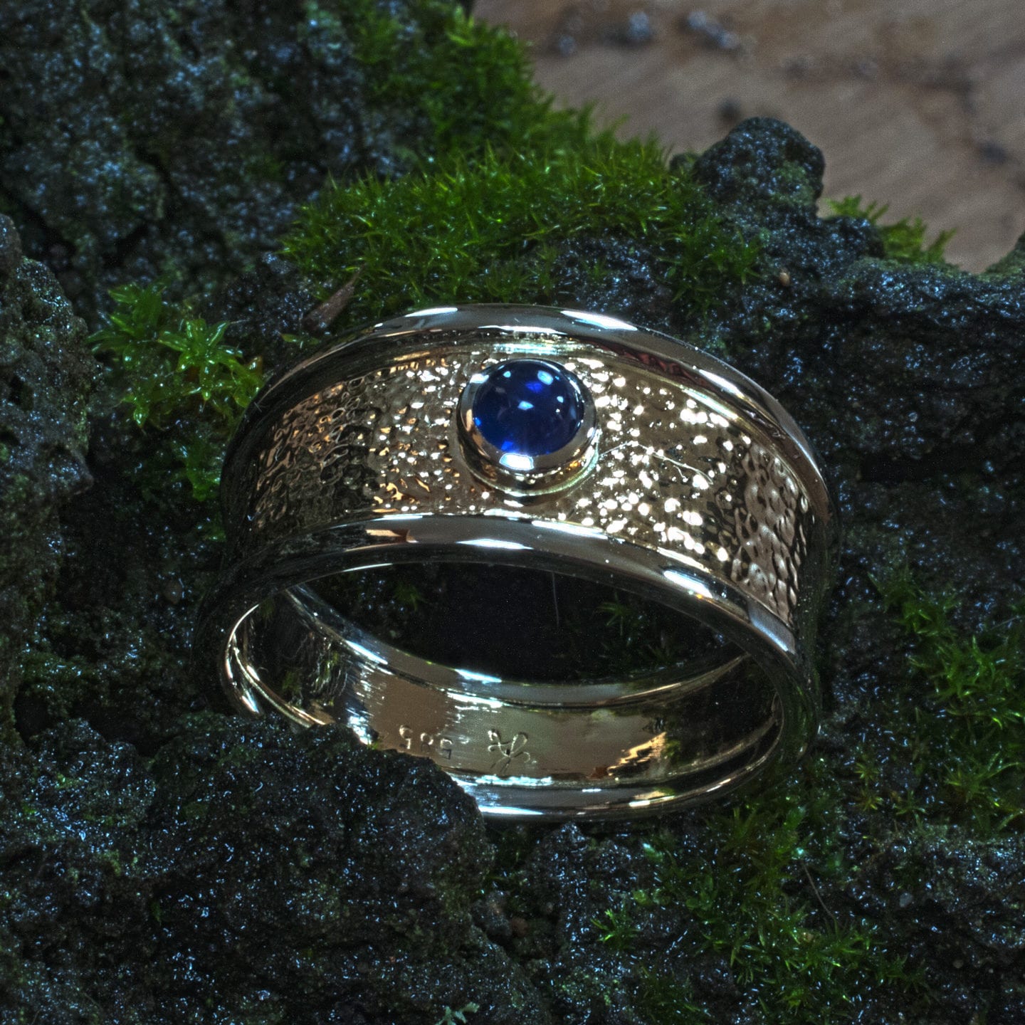 zweifarbiger Herrenring mit Saphir