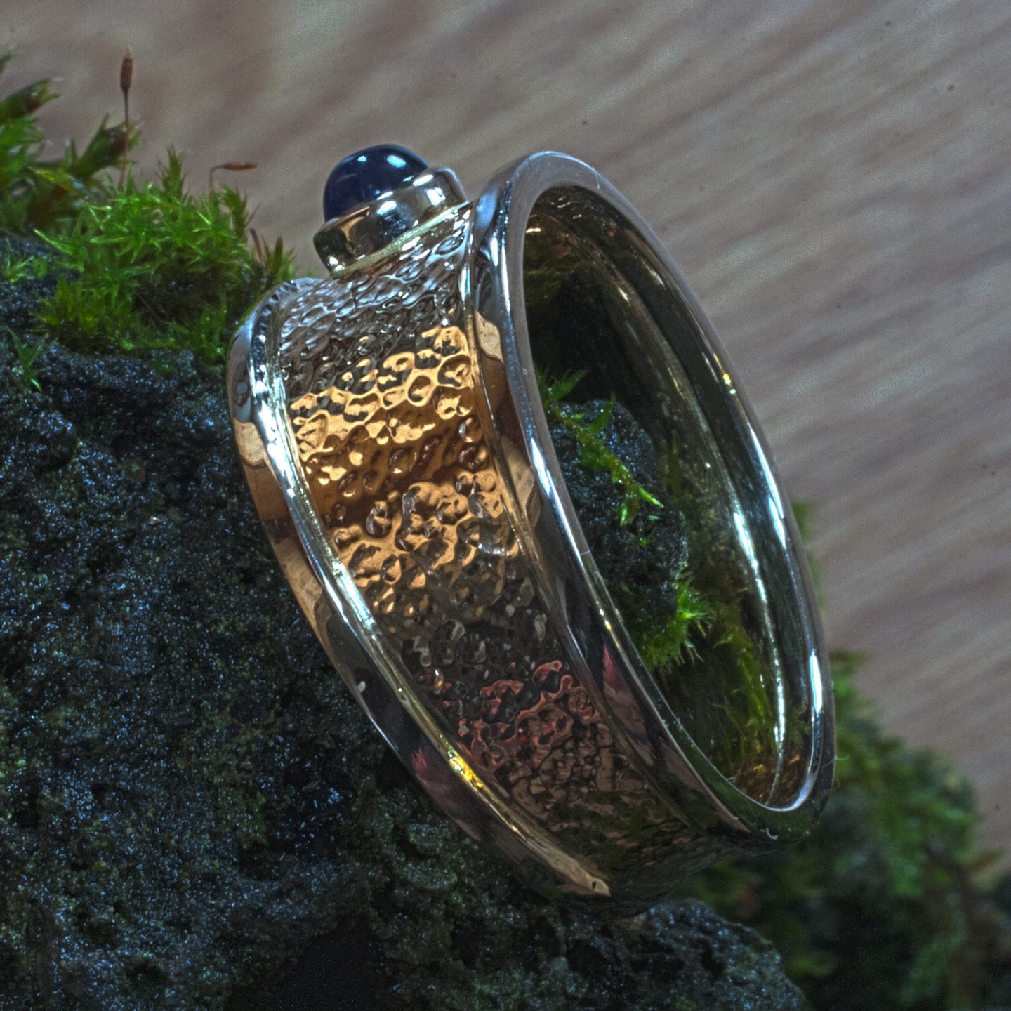 zweifarbiger Herrenring mit Saphir