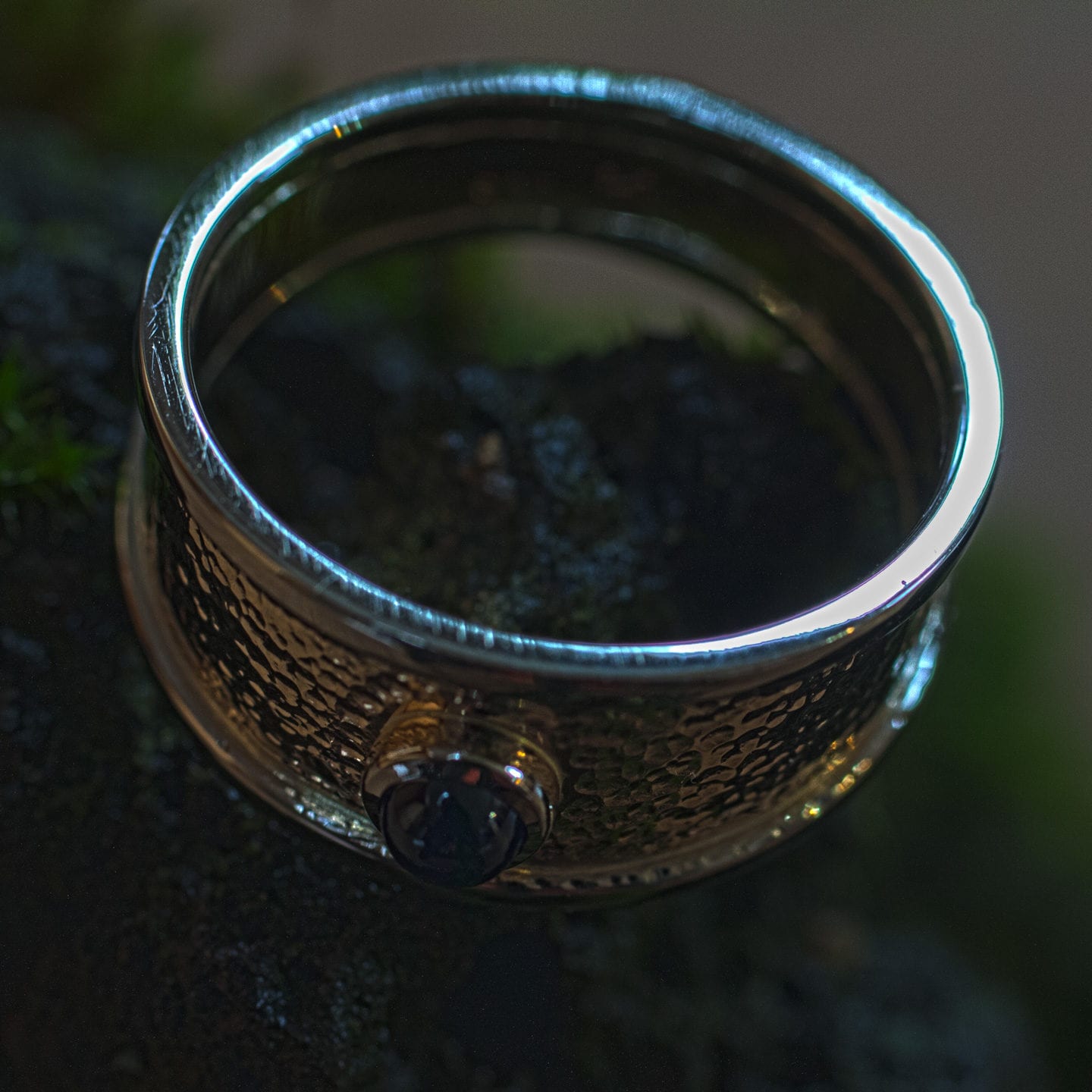 zweifarbiger Herrenring mit Saphir