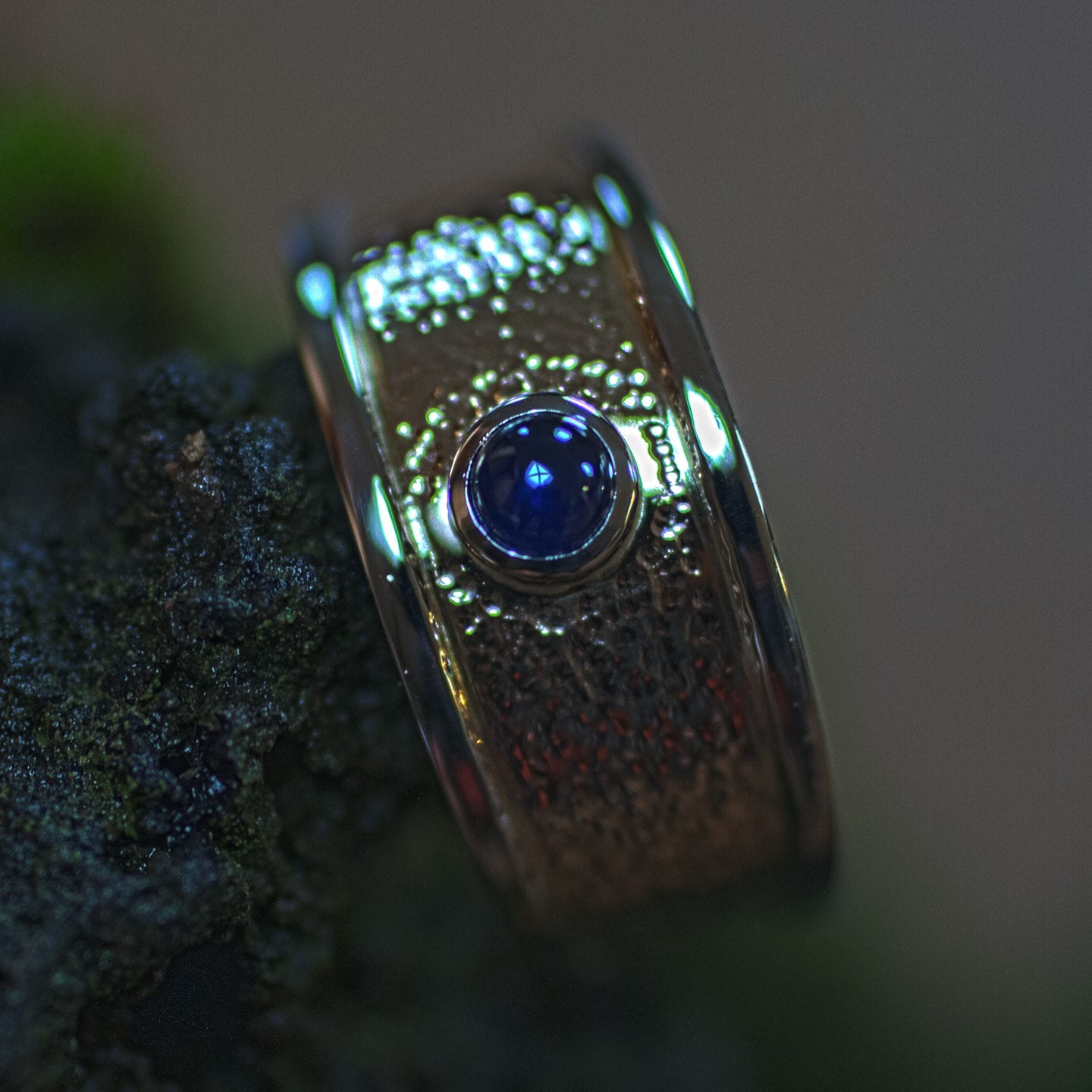 zweifarbiger Herrenring mit Saphir