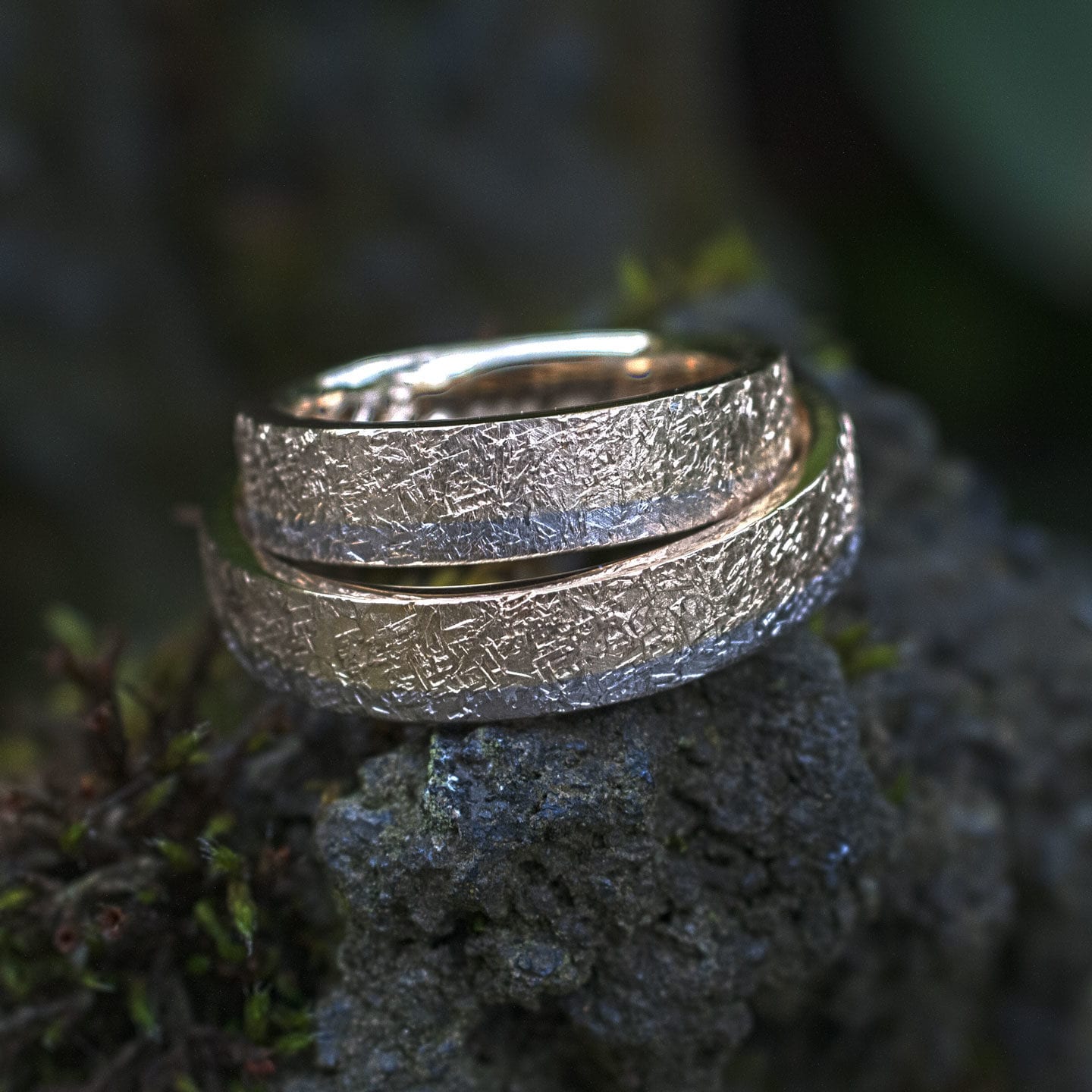 Eheringe zweifarbig, Weißgold und Gelbgold mit Hammerschlagstruktur