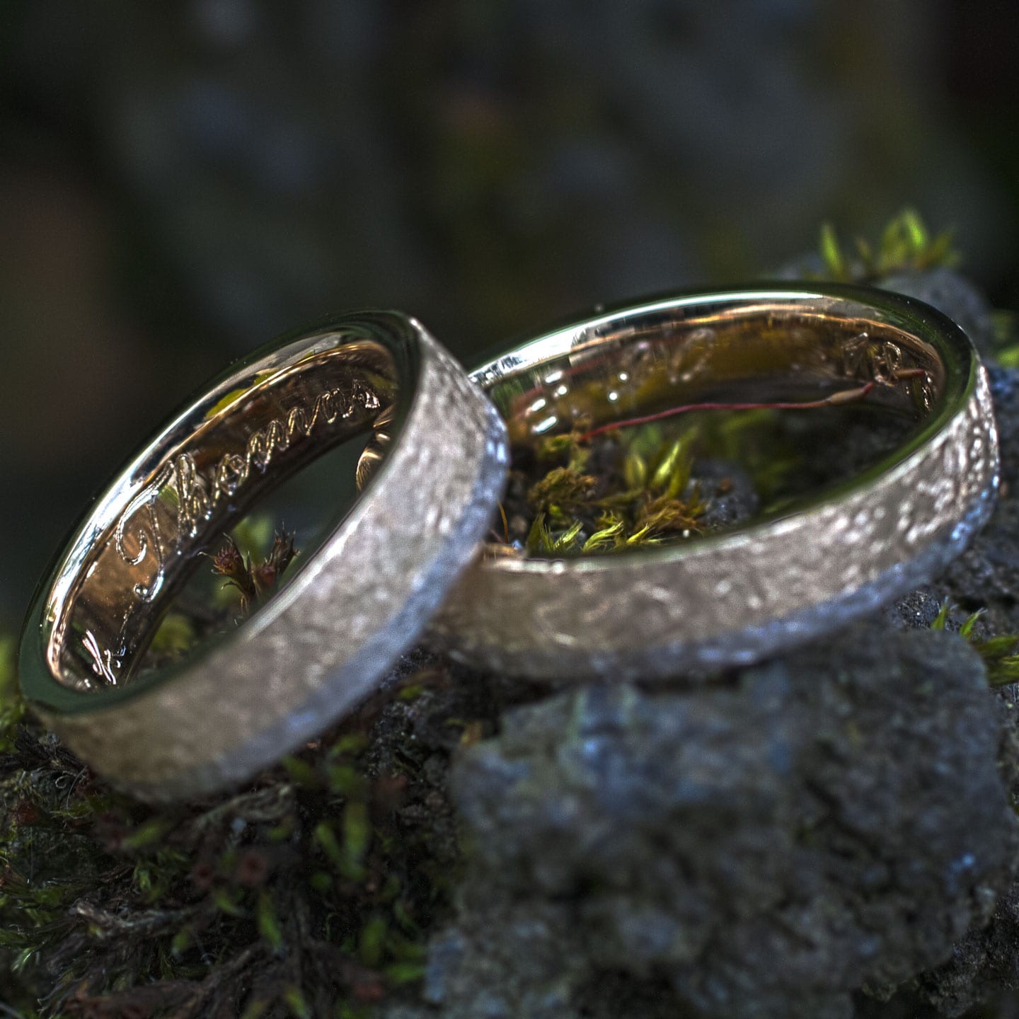 Eheringe zweifarbig, Weißgold und Gelbgold mit Hammerschlagstruktur