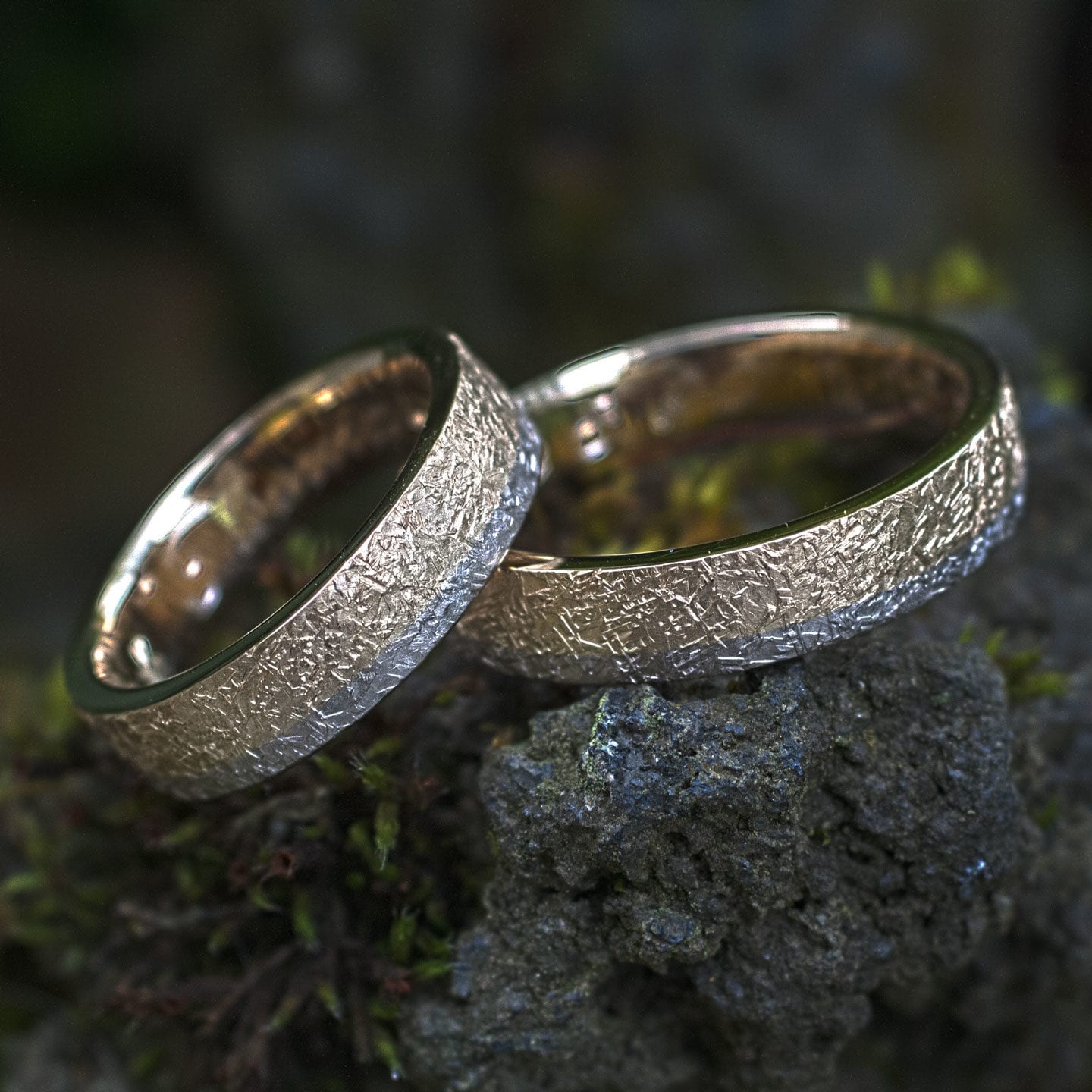 Eheringe zweifarbig, Weißgold und Gelbgold mit Hammerschlagstruktur