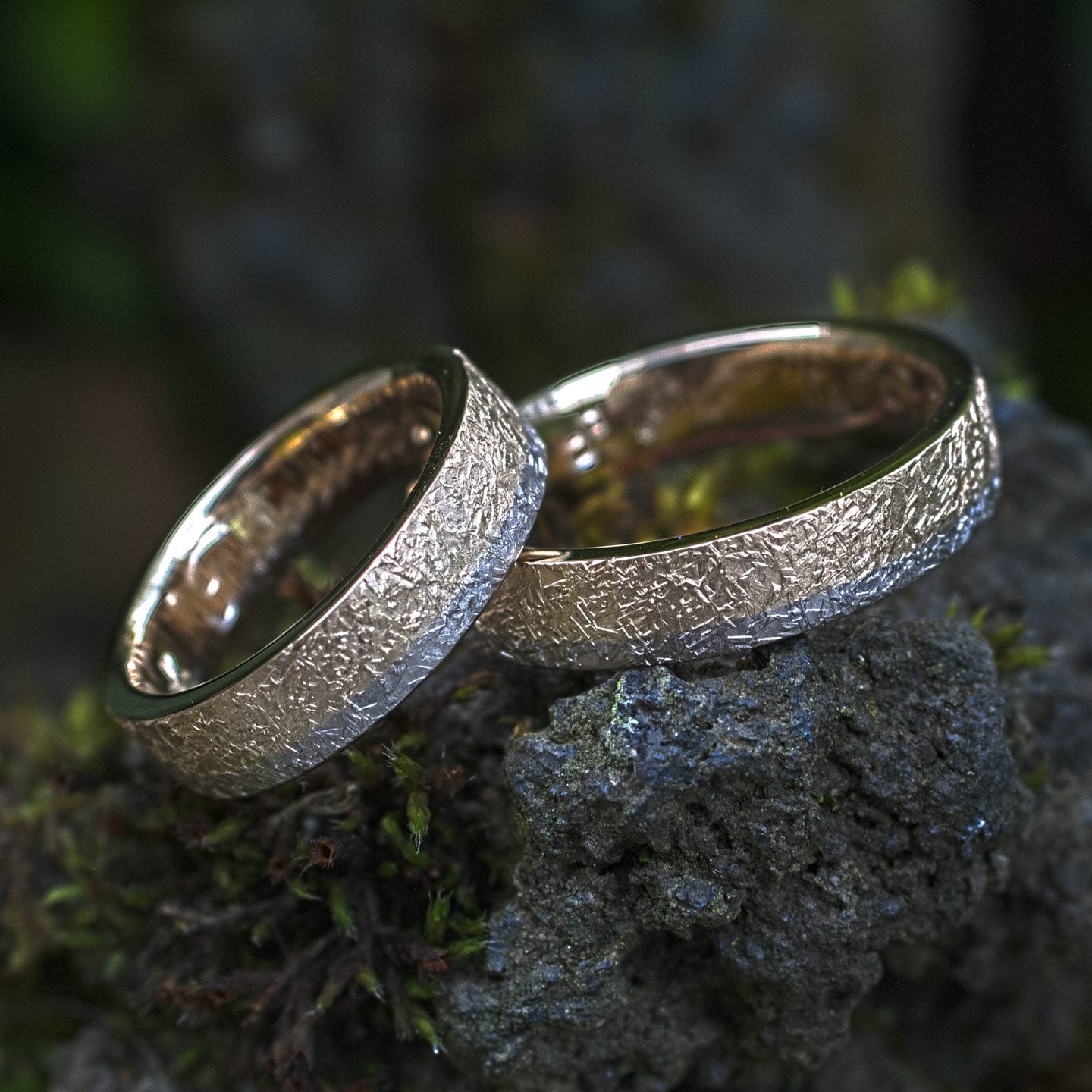 Eheringe zweifarbig, Weißgold und Gelbgold mit Hammerschlagstruktur