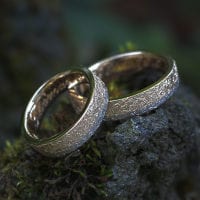 Eheringe zweifarbig, Weißgold und Gelbgold mit Hammerschlagstruktur