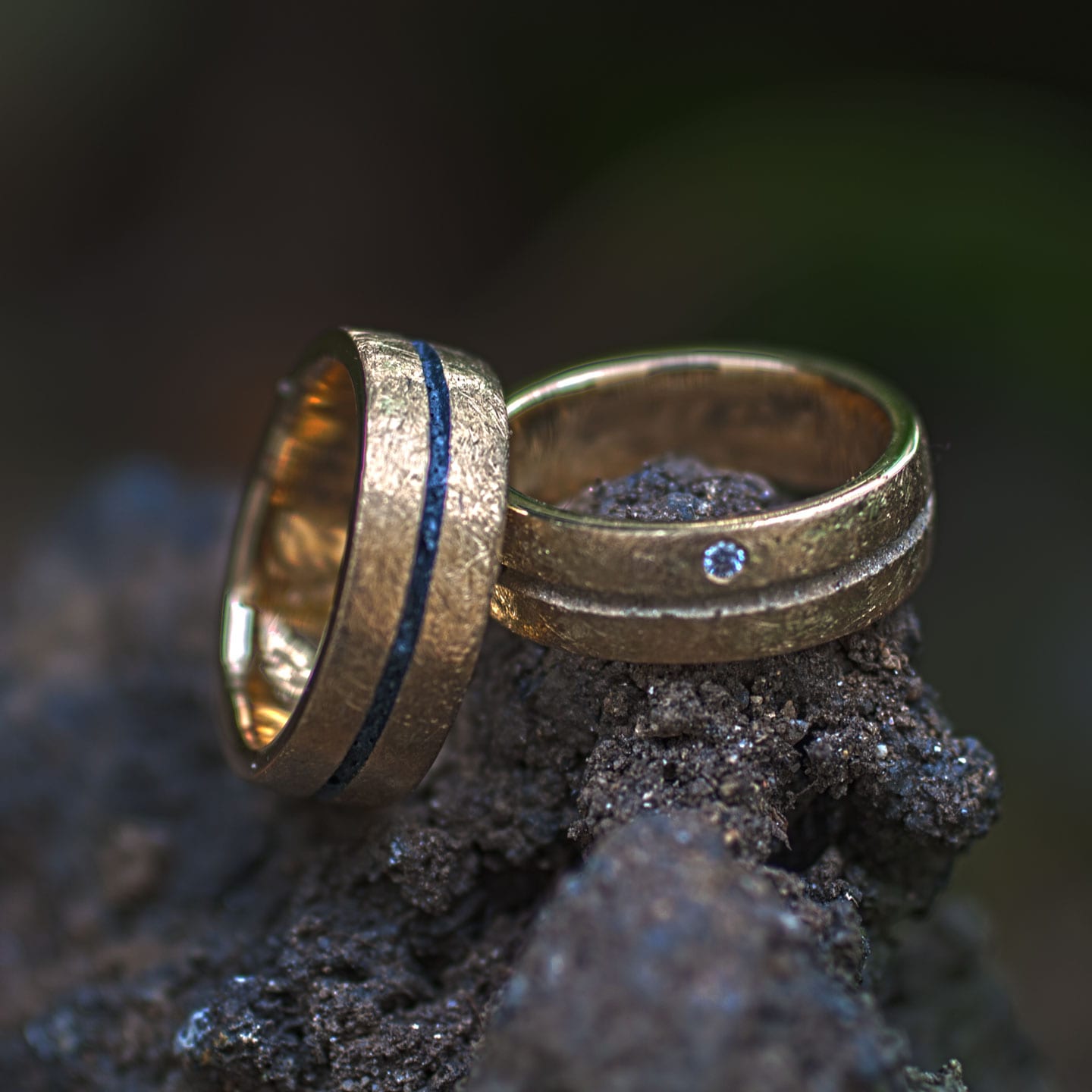 Eheringe Gelbgold 585/°°° mit Niello- und Weißgoldstreifen und Brillant im Damenring