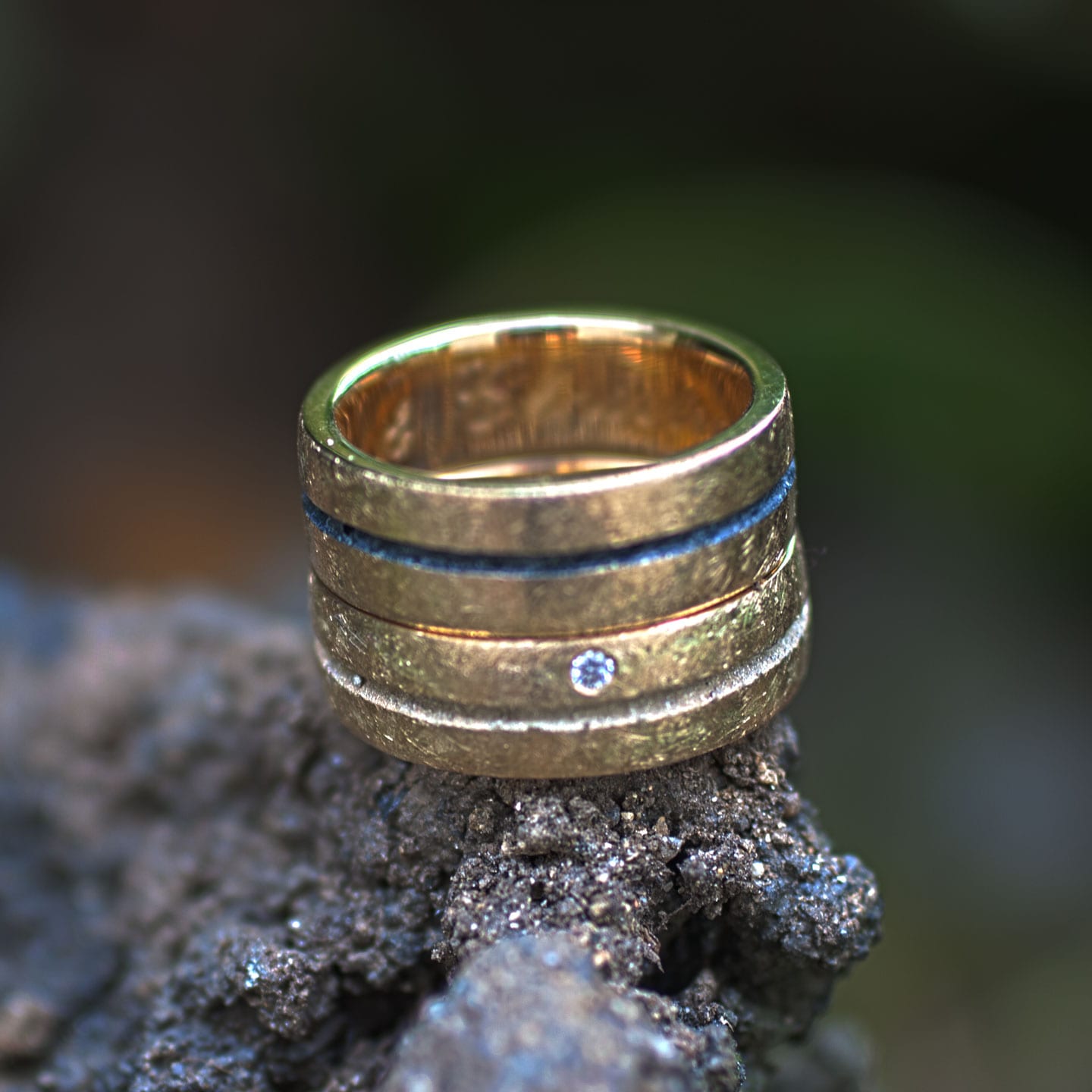 Eheringe Gelbgold 585/°°° mit Niello- und Weißgoldstreifen und Brillant im Damenring