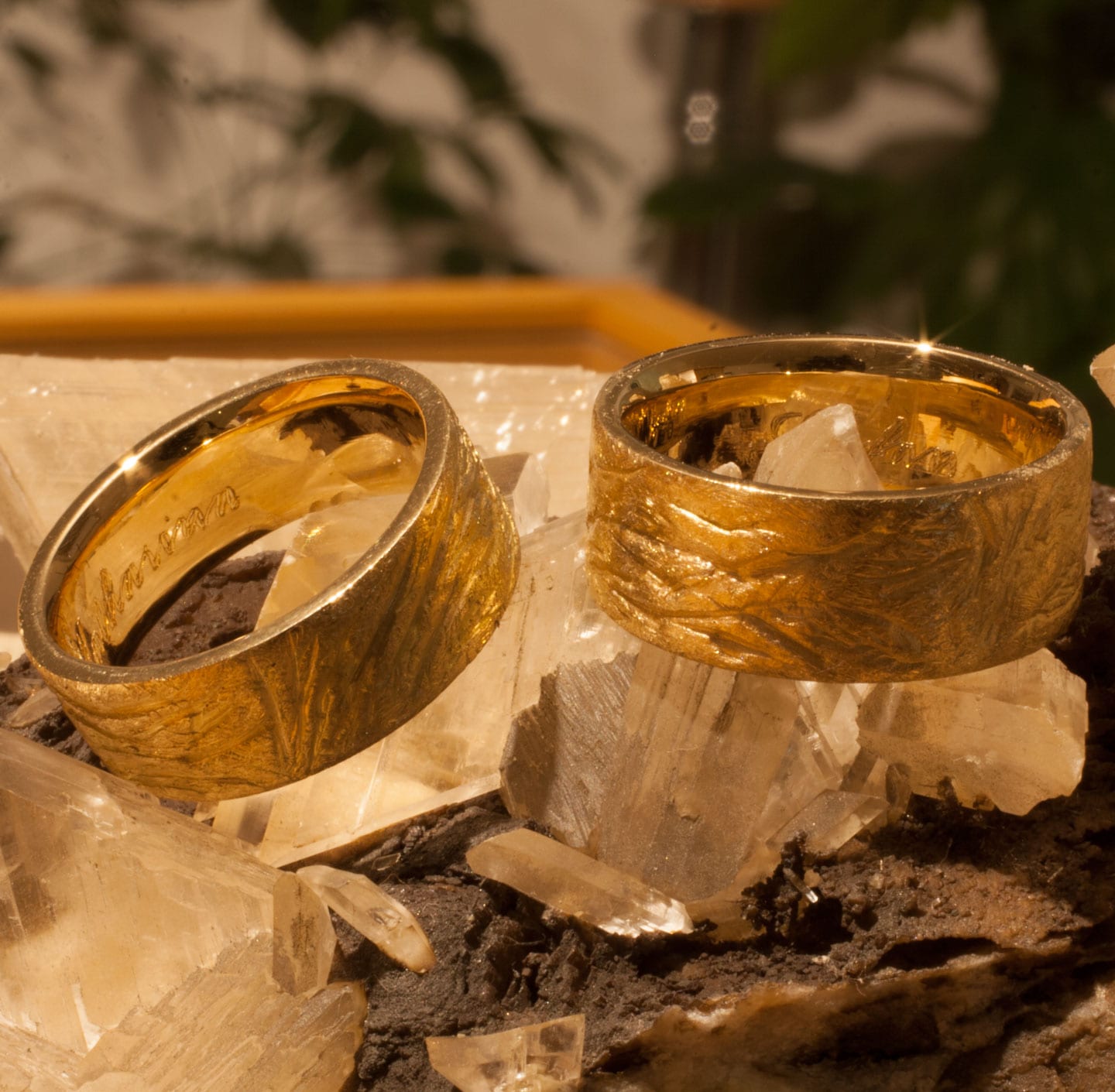 Gelbgoldringe mit Faltenstruktur