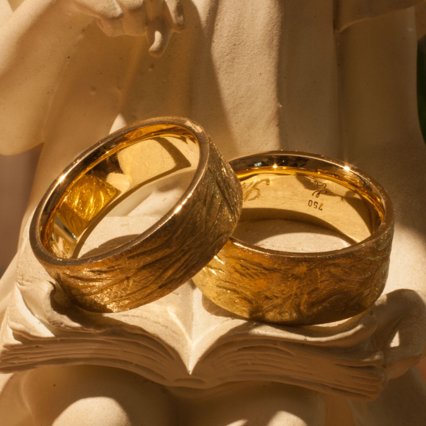 Gelbgoldringe mit Faltenstruktur