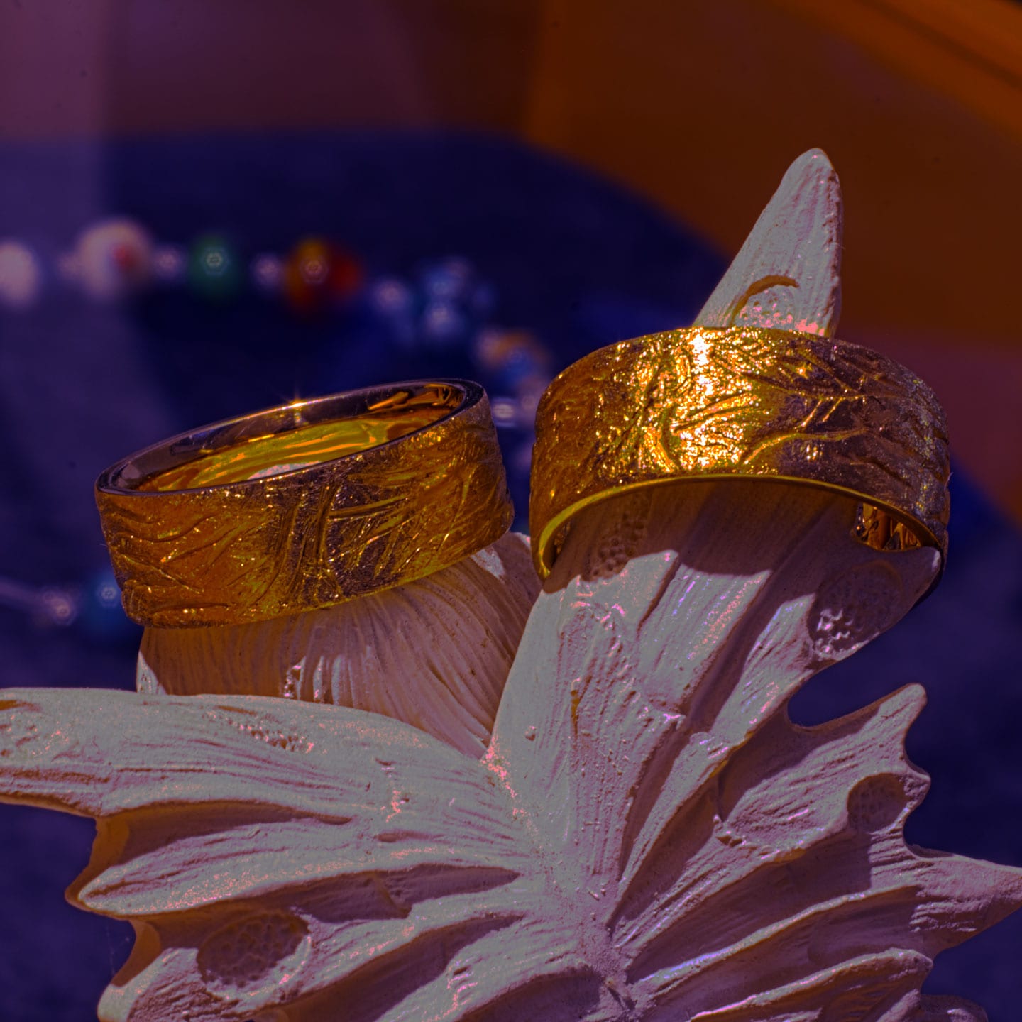 Gelbgoldringe mit Faltenstruktur