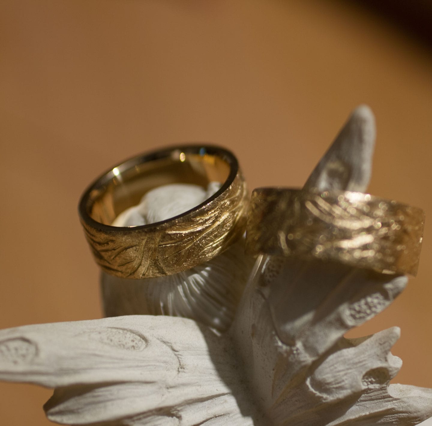 Gelbgoldringe mit Faltenstruktur