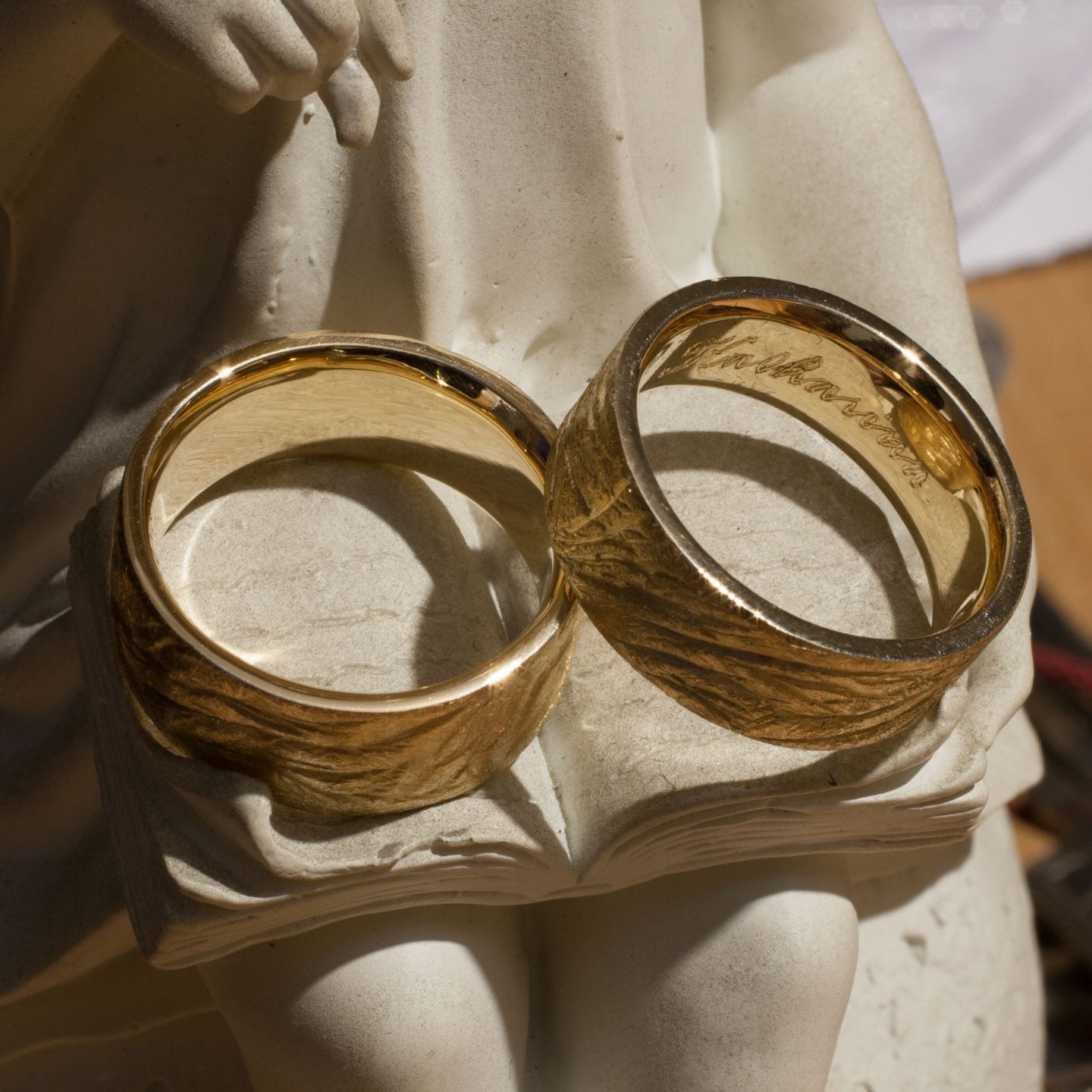 Gelbgoldringe mit Faltenstruktur