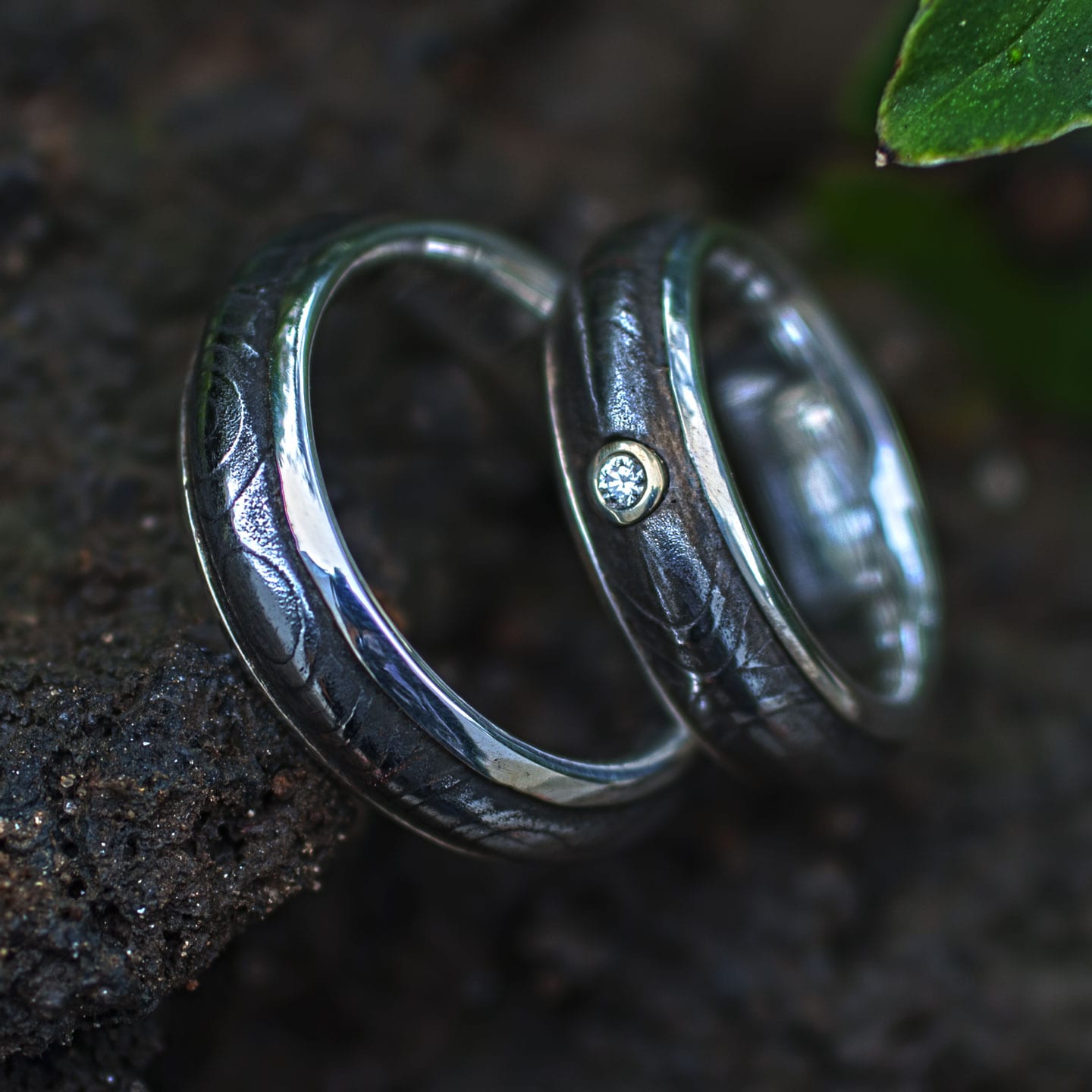 Eheringe Augendamast mit Silberauskleidung und Brillant im Damenring