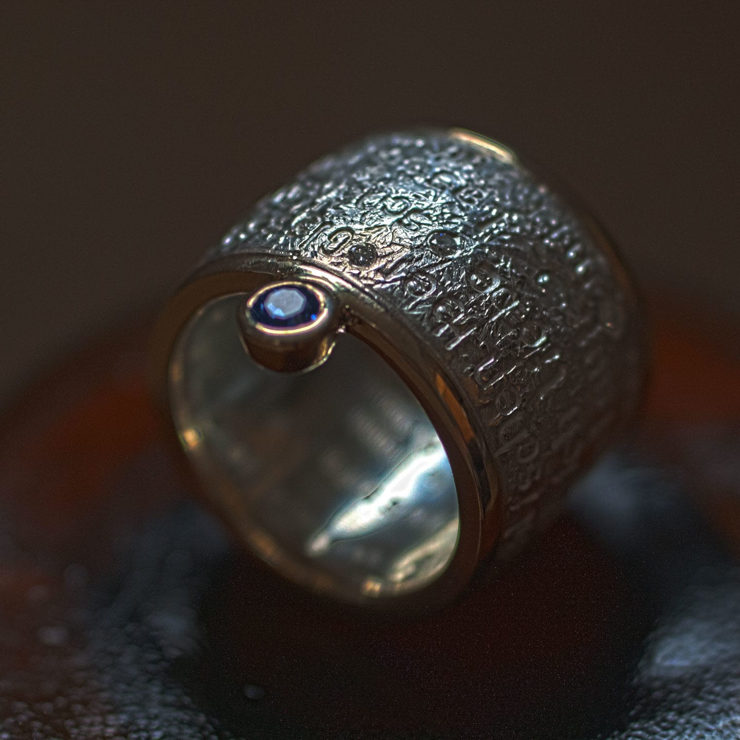 Ring mit Engelgebet und Steinen Silber und Gold