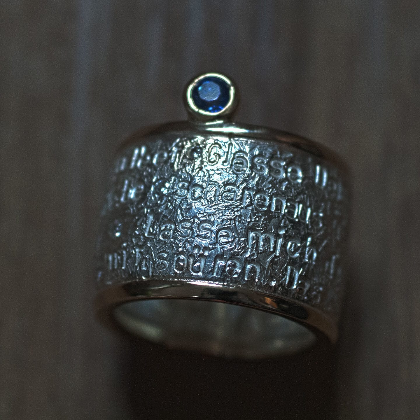 Ring mit Engelgebet und Steinen Silber und Gold