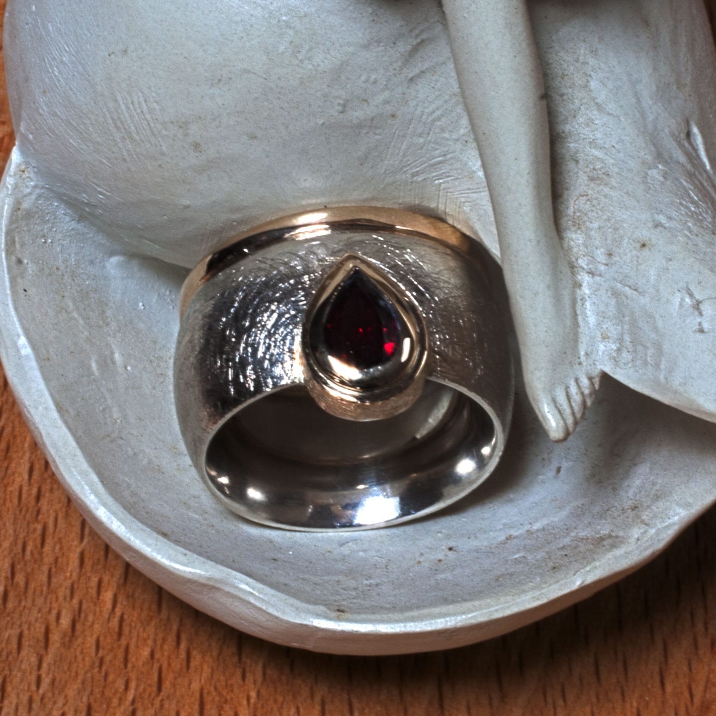 zweifarbiger Ring mit Granattropfen