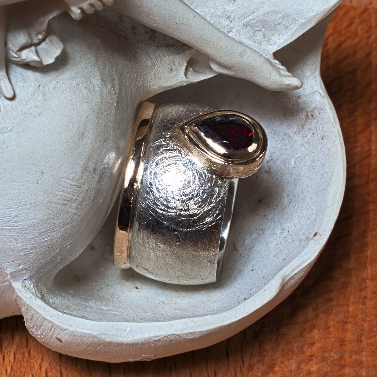 zweifarbiger Ring mit Granattropfen