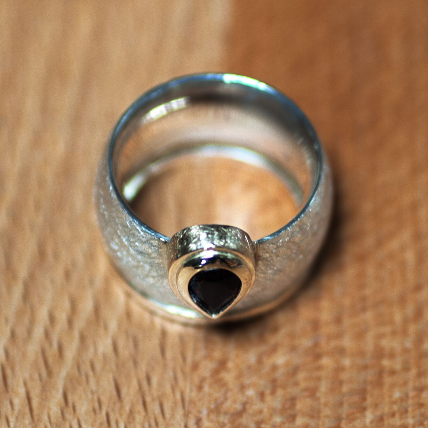 zweifarbiger Ring mit Granattropfen