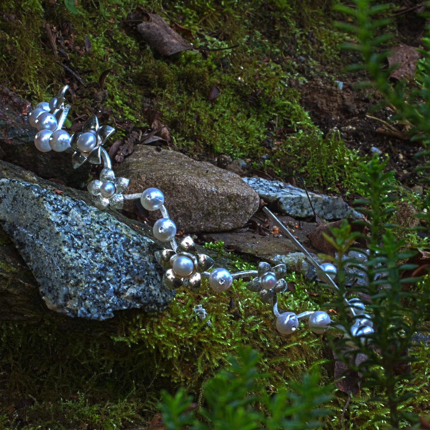 Haarreif / Diadem mit ziselierten Blumen in Silber und Süßwasserzuchtperlen